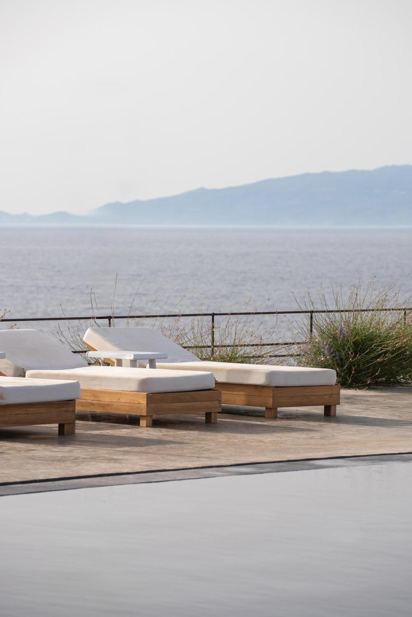 Colombos Beachfront Foinikiá 외부 사진