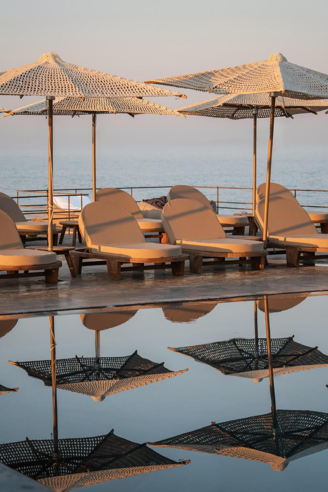 Colombos Beachfront Foinikiá 외부 사진