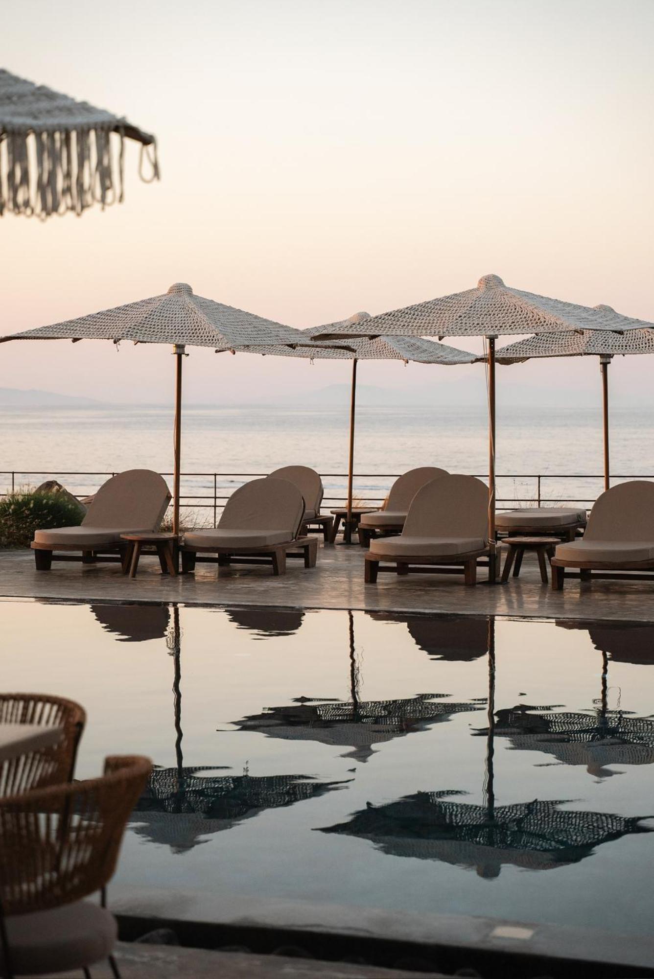 Colombos Beachfront Foinikiá 외부 사진