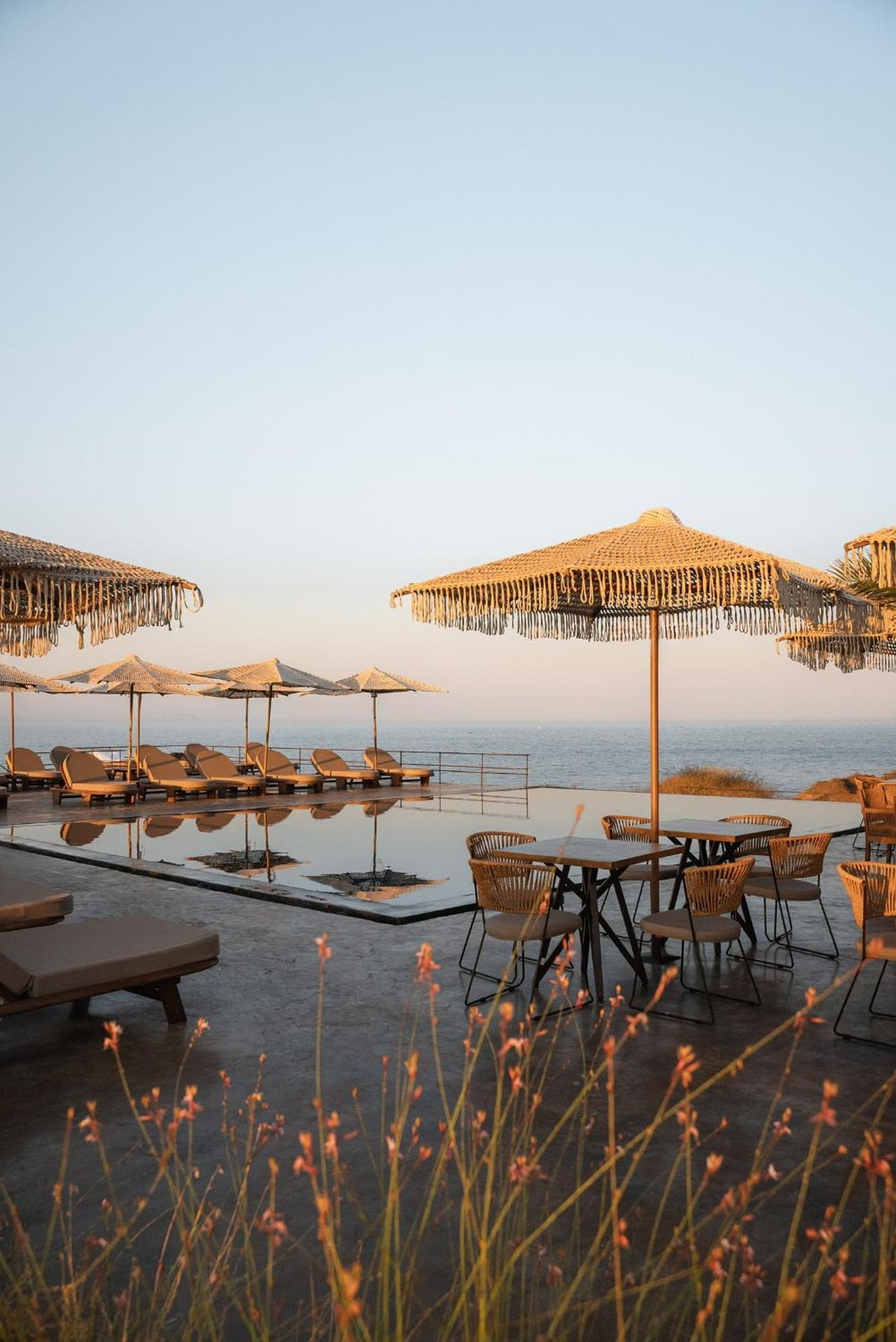 Colombos Beachfront Foinikiá 외부 사진